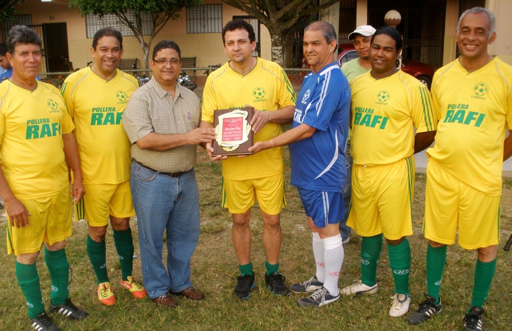 El Doctor Hugo Cruz Presidente de la Liga en compañía de los demás miembros entregan place de reconocimiento a Alberto Jiménez